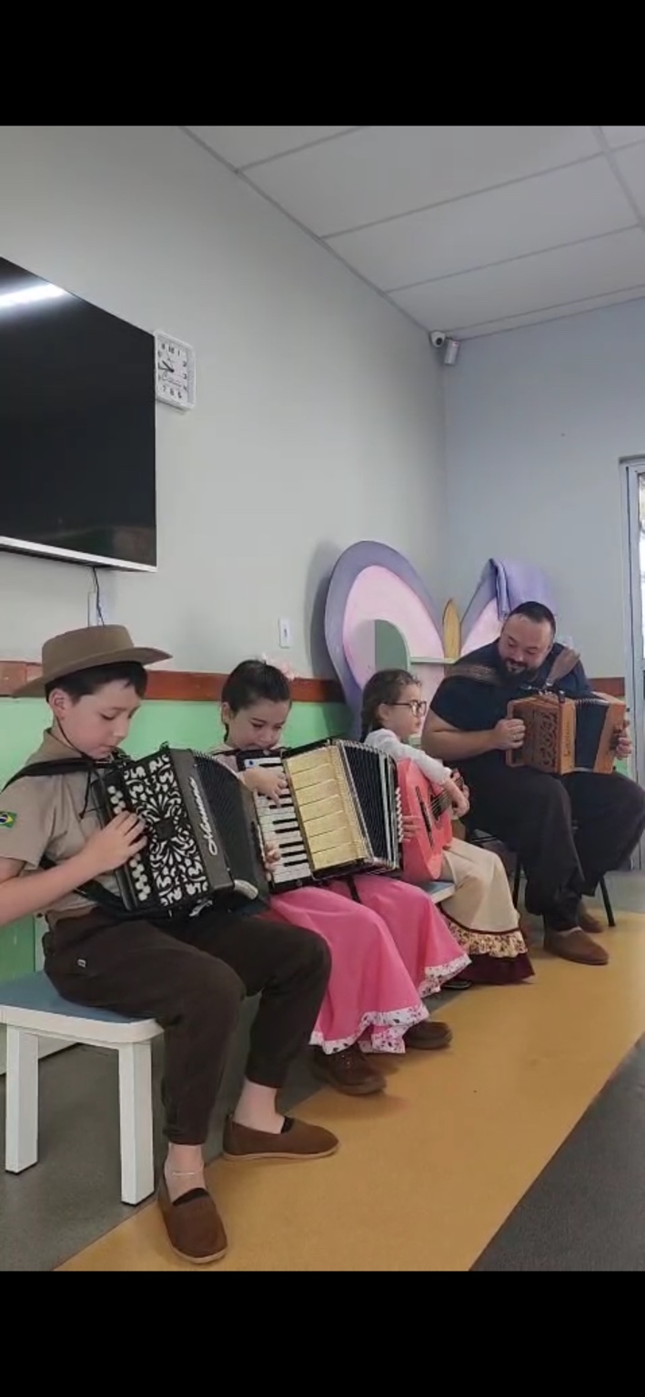 Alunos tocando acordeon com Saimon Stival