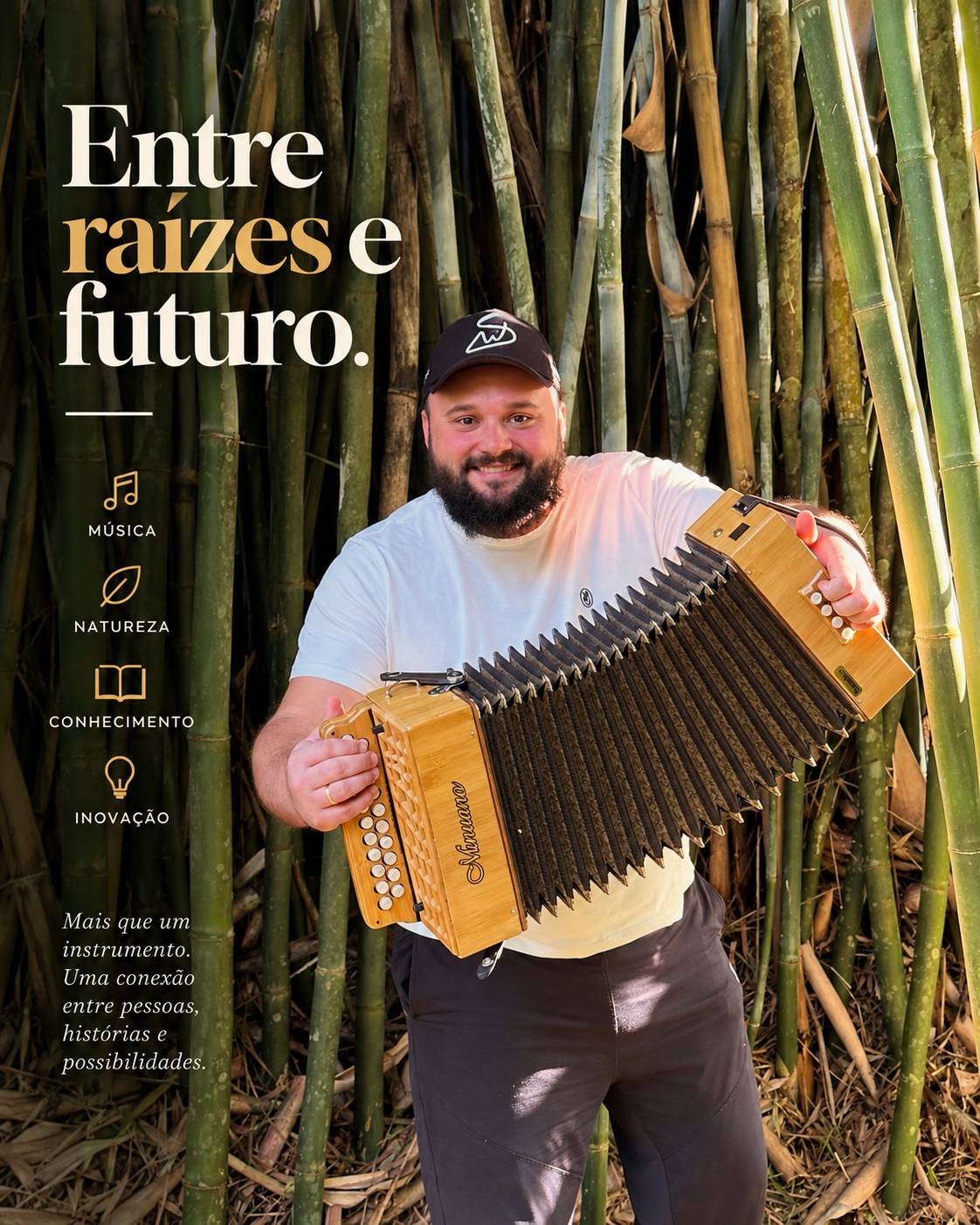 Saimon Stival tocando uma gaita feita com bambu